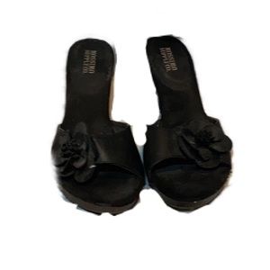 Mossimo Floral heeled black sandalsgreat condition